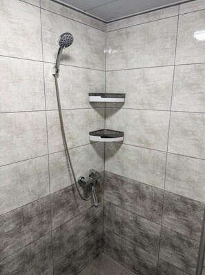 Douche, sèche-cheveux, bidet, serviettes fournies
