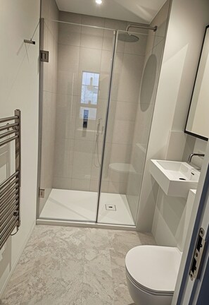 Shower, hair dryer, towels, soap - ParkSide Residence - London Greenwich o2 (London)