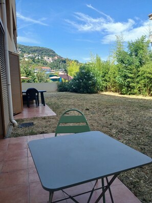 Outdoor dining - Bright apartment for 4 people, with a garden (Grasse)