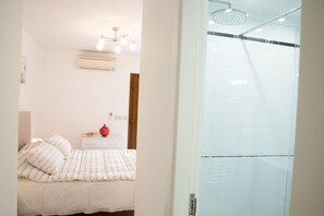 Regadera, secadora de cabello, toallas, papel de baño 