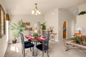 Dining - No Rear Neighbors Lovely 4 Bedroom 3 Bath Home with South Facing Pool and Spa! (Davenport)