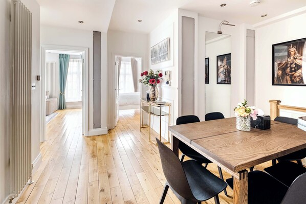 Dining - LUX 2BR 2BA in the ♥️ of Mayfair on Park Lane ❄️ Air Conditioning | Sleeps 6 (Greater London)