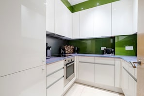Kjøleskap, mikrobølgeovn, ovn og kokeplater