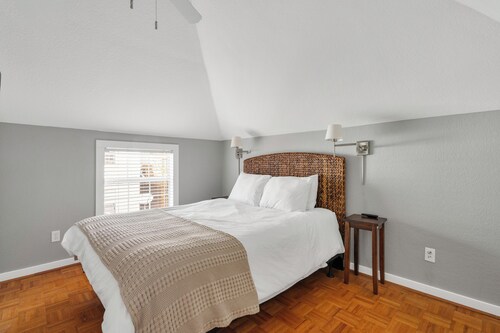 University Park Gem within walking distance to SMU, Stadium & Snider Plaza!