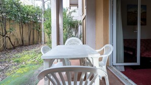 Outdoor dining - Nice apartment with a garden, sleeps 4 (Grasse)