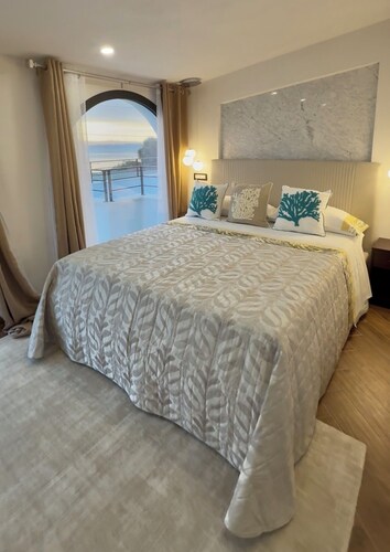 Deluxe Suite in Seafront Luxury Villa