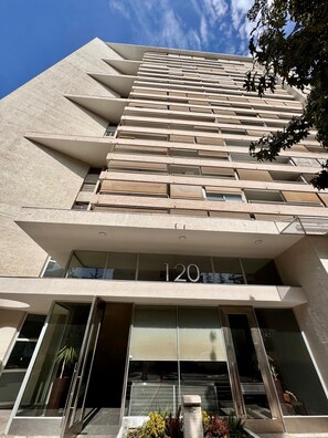 Exterior detail - 1 bedroom apartment, Las Condes, 1 block from subway station (Las Condes)