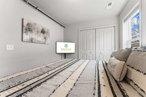 Iron/ironing board, travel cot, WiFi, bed sheets - Trolly Inn Hot Tub, Walkable (Branson)