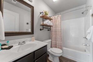 Douche, sèche-cheveux, serviettes fournies, shampoing