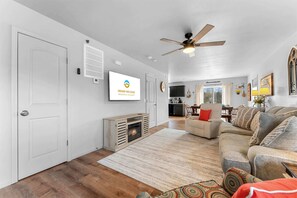 TV - Trolly Inn Hot Tub, Walkable (Branson)