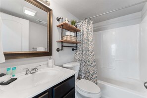 Shower, hair dryer, towels, shampoo - Trolly Inn Hot Tub, Walkable (Branson)