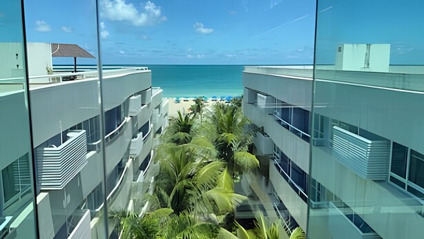Un hotel moderno con vistas a la playa y al océano.