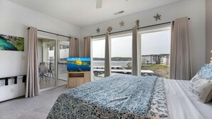 Makuuhuoneessa on suuri sänky, televisio ja parveke, jolta on näkymä rakennuksiin ja vesistöön.