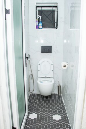 Shower, towels, soap, toilet paper - CozyUrbanHomes Elegant 3 Bedroom Apartment (Nakuru)