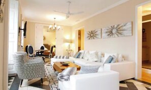 Smart TV, books - Elegant 3-Bedroom Apartment with 6 Balconies Overlooking Plaza Mayor (Madrid)