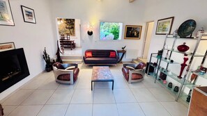 TV, fireplace, books, stereo - La Crique with private beach 2 minutes' walk away: l'Isolella and all its amenities (PIETROSELLA)