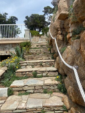 Property grounds - La Crique with private beach 2 minutes' walk away: l'Isolella and all its amenities (PIETROSELLA)