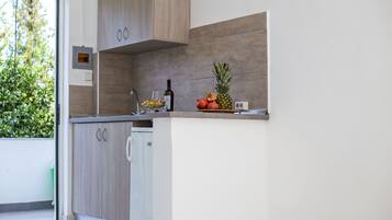 Fridge, stovetop, coffee/tea maker, toaster