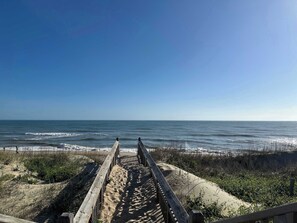 Beach nearby - Sojourn Dog Friendly Modern 2BD with Bikes (Kill Devil Hills)