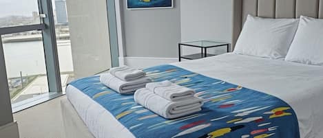 Tabla de planchar con plancha, wifi y ropa de cama