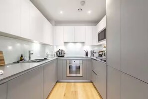 Private kitchen - Designer Shoreditch Apartment – 2 Bedrooms (London)