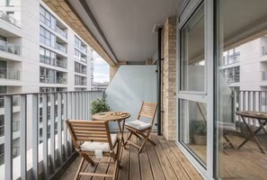 Outdoor dining - Designer Shoreditch Apartment – 2 Bedrooms (London)