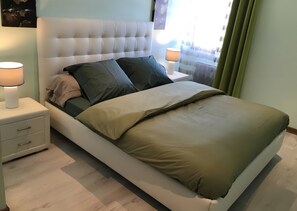 Tabla de planchar con plancha, wifi y ropa de cama 