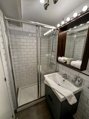 Hair dryer, towels, soap, toilet paper - Stay in the heart of Madrid-Sol Apt A (Madrid Centro)