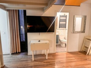 Hair dryer, towels, soap, toilet paper - Stay in the heart of Madrid-Sol Apt A (Madrid Centro)