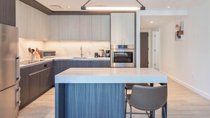 Una cucina moderna con isola centrale, elettrodomestici integrati e un design contemporaneo.