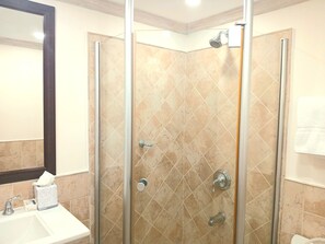 Sèche-cheveux, serviettes fournies, savon, papier toilette