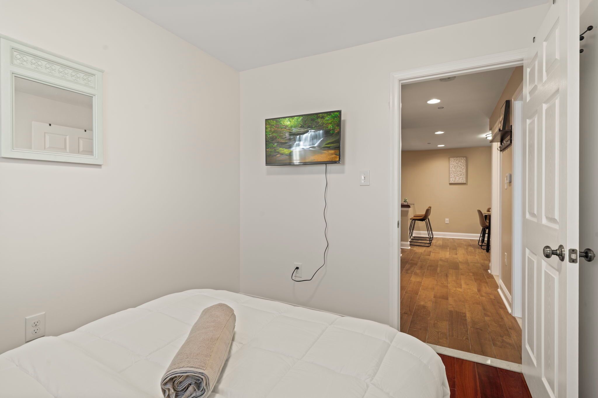 Iron/ironing board, WiFi, bed sheets