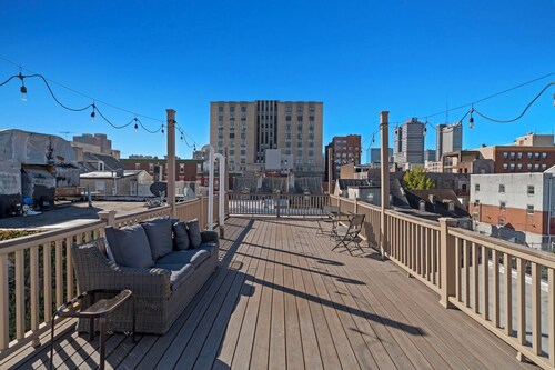 Rooftop Deck Chinatown Getaway w/Shared Gamroom