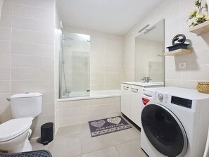 Amenidades de baño ecológicas, secadora de cabello, toallas, jabón 