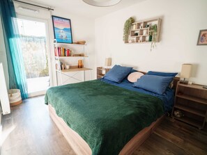 Iron/ironing board, free WiFi, bed sheets - T2 with terrace, secure parking - Ideal for curists - Near thermal baths and center (Aix-les-Bains)