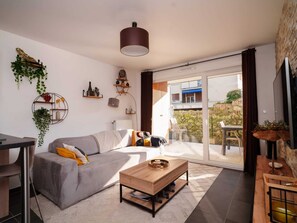 Smart TV, books - T2 with terrace, secure parking - Ideal for curists - Near thermal baths and center (Aix-les-Bains)