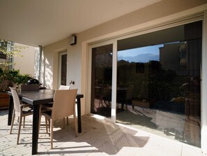 Outdoor dining - T2 with terrace, secure parking - Ideal for curists - Near thermal baths and center (Aix-les-Bains)
