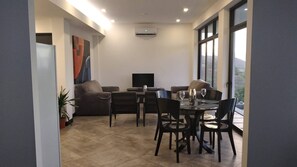 Nhà, 2 phòng ngủ, ban công | Phòng ăn