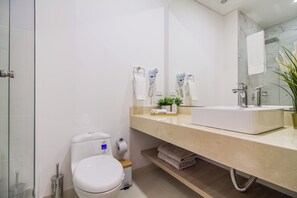 Studio (414) | Bathroom | Soap, shampoo, toilet paper - Delventto By Host Pro (Santa Marta)