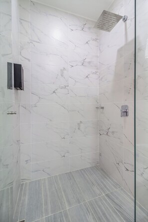 Studio (414) | Bathroom | Soap, shampoo, toilet paper - Delventto By Host Pro (Santa Marta)