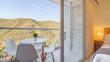 Estudio clásico, balcón, vista a la montaña | Restaurantes