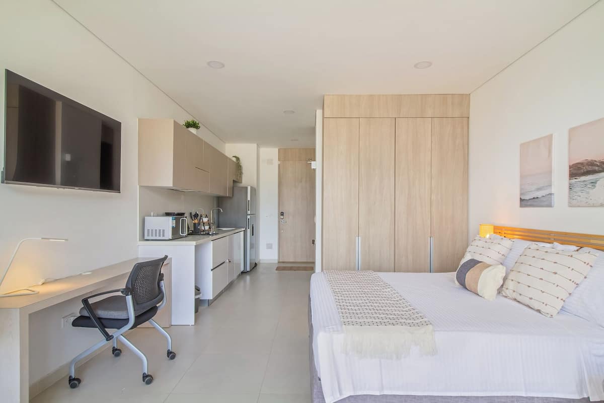 Studio (414) | Blackout drapes, iron/ironing board, free WiFi