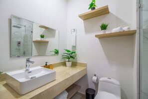Studio (1501) | Bathroom | Soap, shampoo, toilet paper - Delventto By Host Pro (Santa Marta)