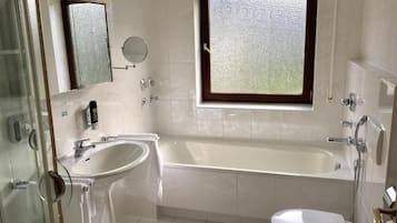 Family Room | Bathroom