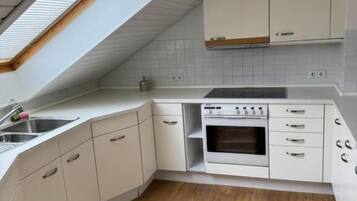 Suite, Balcony, Courtyard View | Private kitchen