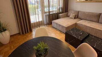 Departamento, balcón, vista al jardín | Área de sala de estar | Televisión