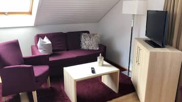 Suite, Balcony, Courtyard View | Living area