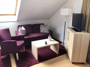 Suite, balcon, vue sur la cour intérieure | Aire de séjour