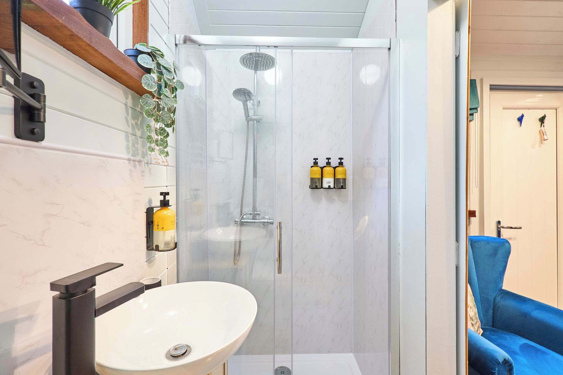 Chuveiro, toalhas de banho, shampoo 