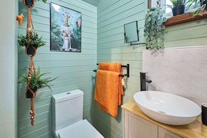 Shower, towels, shampoo